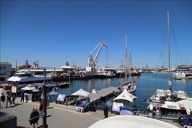 Bến cảng V&A Waterfront là điểm du lịch nổi tiếng ở trung tâm thành phố Cape Town. Ảnh: Hồng Minh - phóng viên TTXVN tại Pretoria, Nam Phi