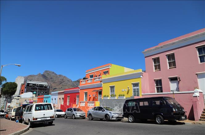 Là điểm du lịch nổi tiếng vào ban ngày, sườn đồi Bo-Kaap tại thành phố Cape Town được biết đến với những con đường rải sỏi hẹp với những ngôi nhà đầy màu sắc nằm dọc hai bên. Ảnh: Hồng Minh - phóng viên TTXVN tại Pretoria, Nam Phi