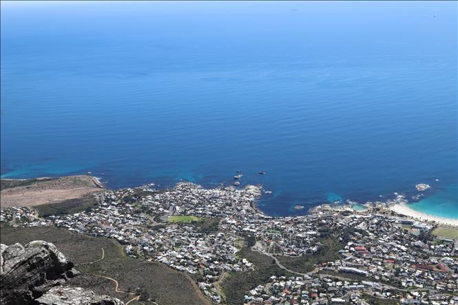 Một góc thành phố Cape Town nhìn từ Núi Bàn - biểu tượng của Cape Town. Ảnh: Hồng Minh - phóng viên TTXVN tại Pretoria, Nam Phi