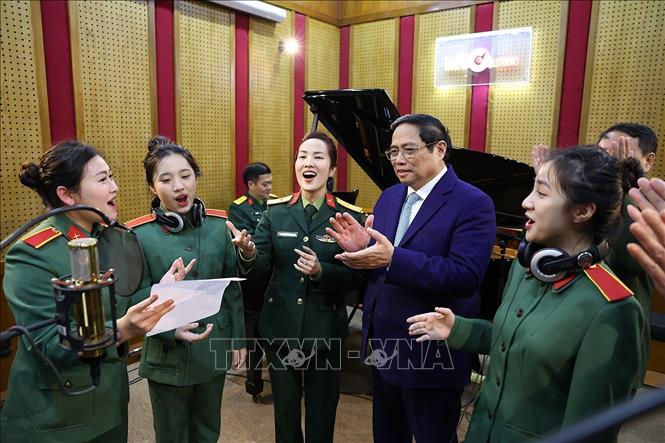 PM Pham Minh Chinh joins students in an audio recording class. VNA Photo: Dương Giang