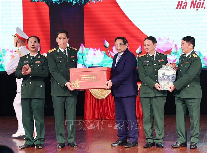 PM Pham Minh Chinh presents Tet gifts to the university's teachers and students. VNA Photo: Dương Giang