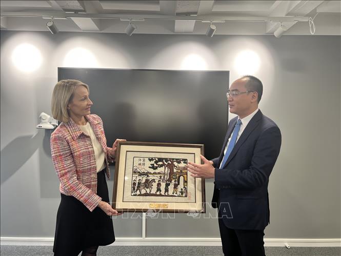 Deputy Auditor General Bui Quoc Dung presents a gift to Deputy Auditor General of the Swedish NAO Claudia Gardberg Morne. VNA/Photo by courtesy