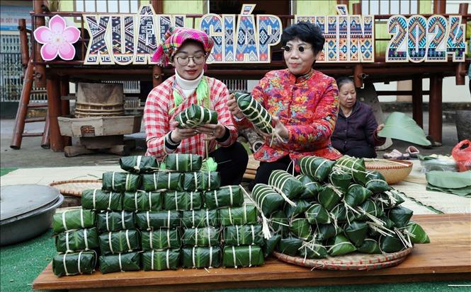 Những chiếc bánh chưng vừa được CLB Thiện nguyện từ trái tim Lạng Sơn gói xong. Ảnh: Anh Tuấn – TTXVN

