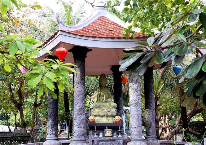 Đài thờ Phật Bà Quan Âm trong khuôn viên chùa Trường Sa. Ảnh: Hồng Đạt - TTXVN
