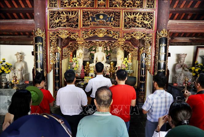 Khách đến thăm viếng tại Chùa Trường Sa. Ảnh: Hồng Đạt - TTXVN
