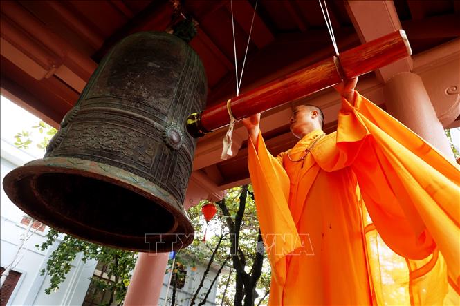Đại đức Thích Nhuận Đạt, Trụ trì chùa Trường Sa, thỉnh chuông. Ảnh: Hồng Đạt - TTXVN

