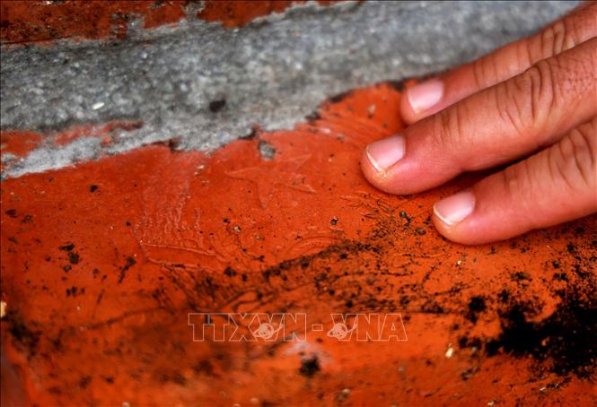 Gạch dùng để xây chùa Trường Sa in nổi hình Quốc huy Việt Nam. Ảnh: Hồng Đạt - TTXVN
