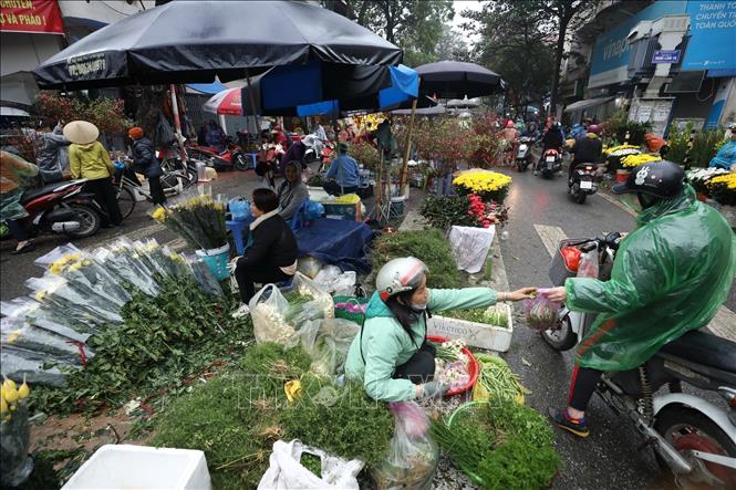 Chợ dân sinh những ngày này luôn được các bà nội trợ ưa thích bởi sự tiện dụng cũng như sự hợp lý của giá cả. Ảnh: Minh Quyết – TTXVN