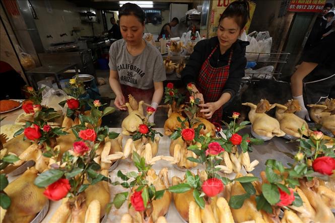 Khu chợ Hàng Bè (phố Gia Ngư, quận Hoàn Kiếm, Hà Nội) tấp nập hoạt động mua - bán. Mặt hàng bán chạy nhất là gà, xôi để bày mâm cúng ông Công, ông Táo sớm. Ảnh: Minh Quyết – TTXVN