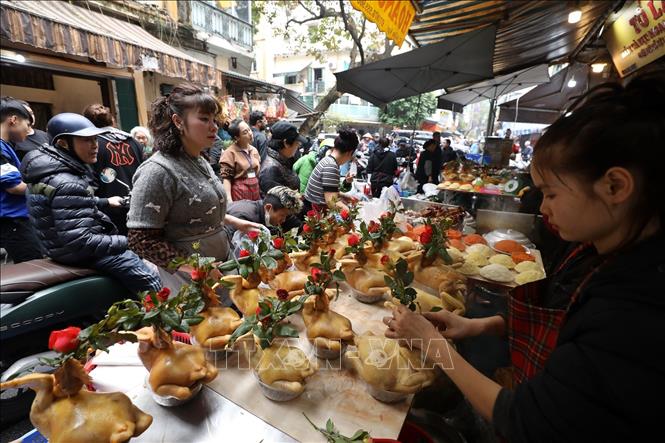 Khu chợ Hàng Bè (phố Gia Ngư, Hoàn Kiếm, Hà Nội) đã tấp nập hoạt động mua - bán, trong đó mặt hàng bán chạy nhất là gà, xôi. Ảnh: Minh Quyết – TTXVN