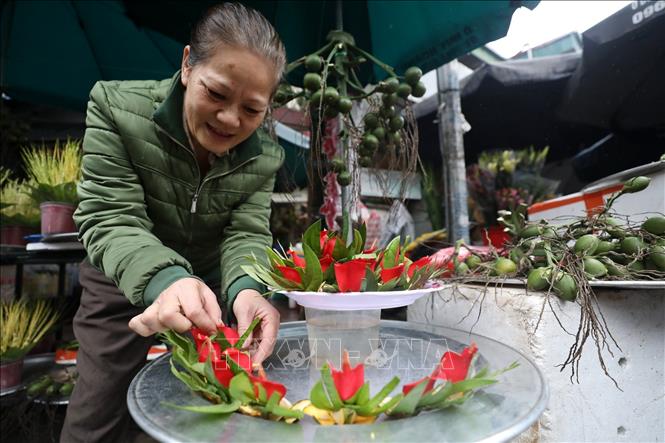 Mặt hàng trầu têm cánh phượng phục vụ khách hàng dịp Tết. Ảnh: Minh Quyết – TTXVN