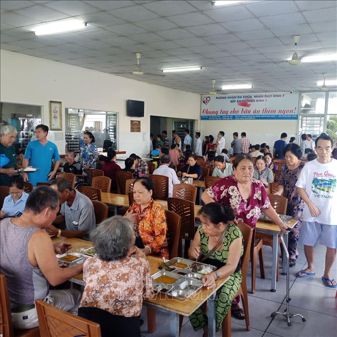 Bệnh nhân và người nhà bệnh nhân được ăn cơm miễn phí tại bếp ăn từ thiện của phòng khám. Ảnh: Minh Hưng – TTXVN
