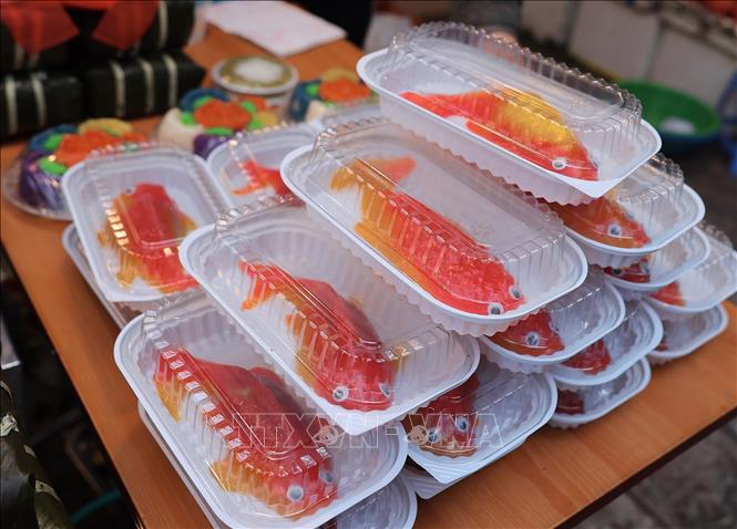 Bánh xu xuê tạo hình cá chép vàng được bày bán dịp 23 tháng Chạp. Ảnh: Hoàng Hiếu - TTXVN