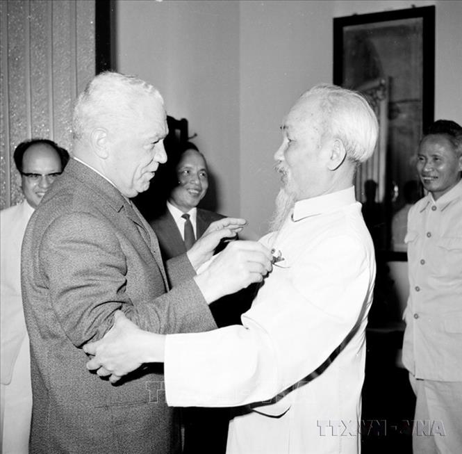 Chủ tịch Hồ Chí Minh đón Phó Chủ tịch Hội đồng Nhà nước Romania Emil Bodnăraş thăm Việt Nam (5/5/1966). Ảnh: TTXVN