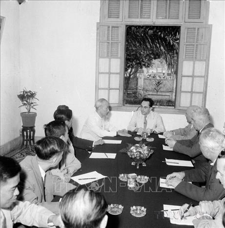Chủ tịch Hồ Chí Minh tiếp Thủ tướng Romania Chivu Stoica thăm hữu nghị chính thức Việt Nam (23/3/1958). Ảnh: TTXVN