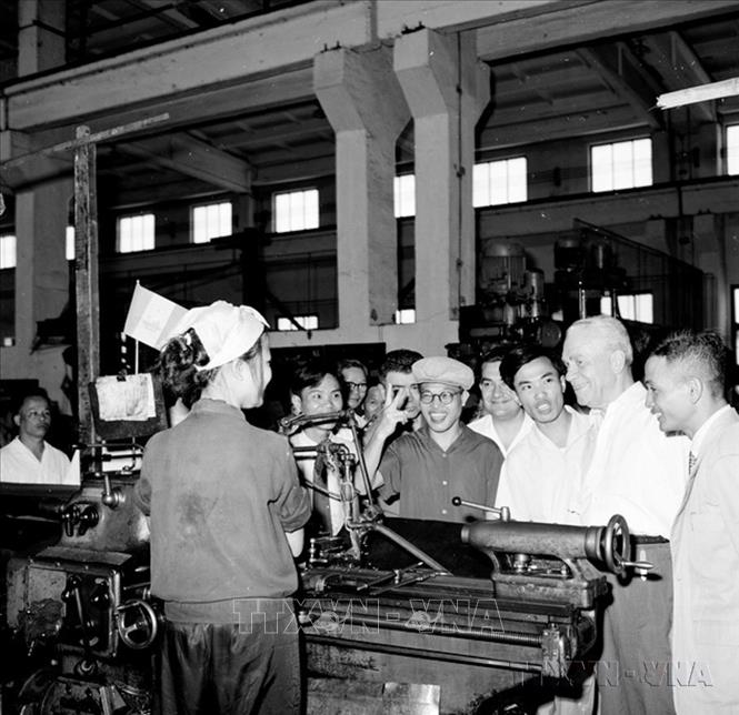 Phó Chủ tịch Hội đồng Nhà nước Romania Emil Bodnăraş thăm nhà máy cơ khí Trần Hưng Đạo (1966). Ảnh: TTXVN