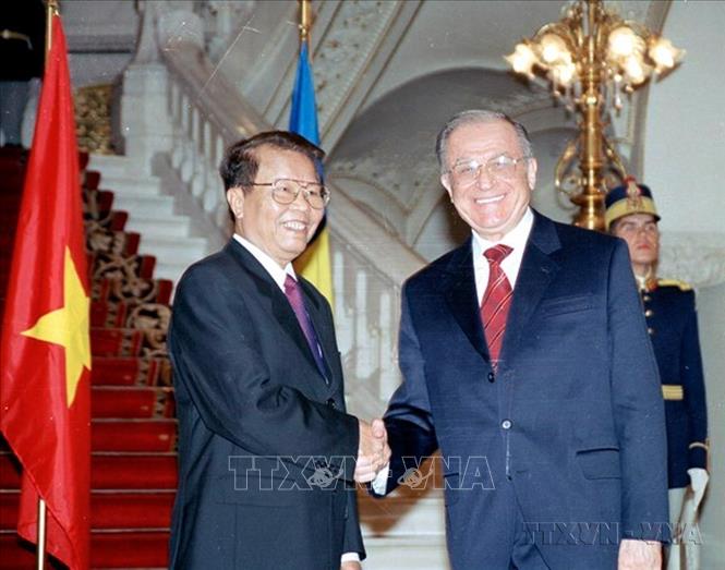 Tổng thống Rumania Ion Iliescu đón Chủ tịch nước Trần Đức Lương và Phu nhân thăm chính thức Romania (16/10/2003). Ảnh: Nguyễn Khang - TTXVN