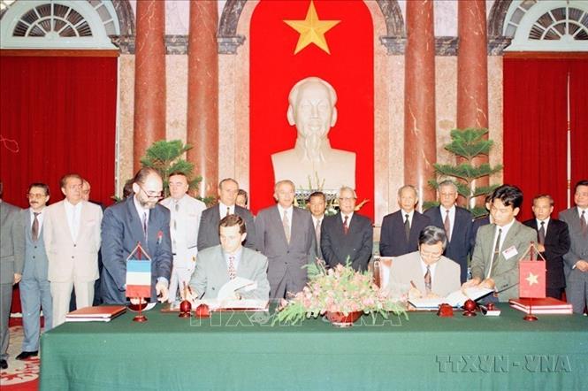 Thủ tướng Võ Văn Kiệt và Thủ tướng Romania Nicolae Văcăroiu chứng kiến lễ ký các Hiệp định hợp tác kinh thế Việt Nam - Romania (1995). Ảnh: Minh Đạo - TTXVN