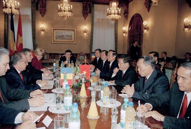 Tổng thống Romania Ion Iliescu hội đàm với Chủ tịch nước Trần Đức Lương thăm chính thức Romania (16/10/2003). Ảnh: Nguyễn Khang - TTXVN