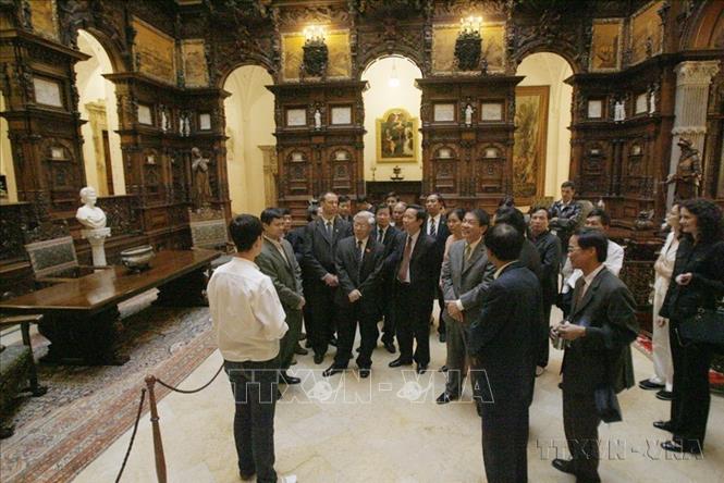Chủ tịch Quốc hội Nguyễn Phú Trọng thăm phòng khánh tiết của Cung điện Peles trong chuyến thăm chính thức Romania (2008). Ảnh: Trí Dũng – TTXVN