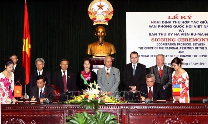 Phó Chủ tịch Quốc hội Nguyễn Thị Kim Ngân và Chủ tịch Uỷ ban Đối ngoại Korodi Attila chứng kiến Lễ ký Nghị định thư hợp tác giữa Văn phòng Quốc hội Việt Nam với Ban Thư ký Hạ viện Romania (2011). Ảnh: Nguyễn Dân - TTXVN