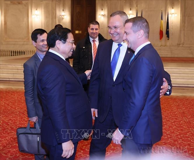 Thủ tướng Phạm Minh Chính và Chủ tịch Hạ viện Romania Alfred Simonis (phải) cùng Chủ tịch Thượng viện Nicolae Ionel Ciuca (giữa) trong chuyến thăm Romania (2024). Ảnh: Dương Giang-TTXVN