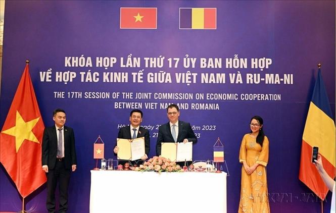 Bộ trưởng Bộ Công Thương Nguyễn Hồng Diên và Bộ trưởng Bộ Kinh tế, Doanh nghiệp và Du lịch Romania Stefan-Radu Oprea ký biên bản kết thúc Khóa họp lần thứ 17 Ủy ban hỗn hợp Việt Nam - Romania về hợp tác kinh tế (2023). Ảnh: Trần Việt - TTXVN