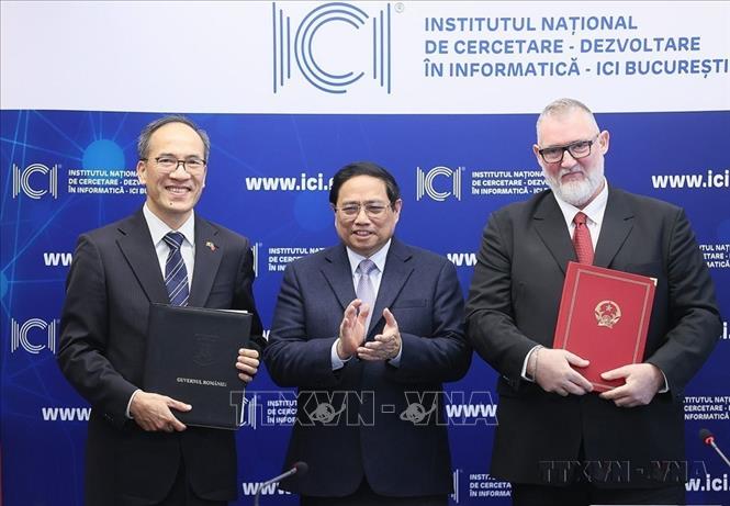 Thủ tướng Phạm Minh Chính chứng kiến trao thoả thuận hợp tác giữa Việt Nam với Viện Nghiên cứu và Phát triển tin học quốc gia ICI của Romania (2024). Ảnh: Dương Giang-TTXVN