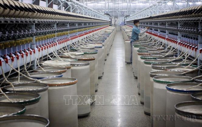 Việt Nam xuất khẩu sang Romania chủ yếu là xơ, sợi dệt các loại; hàng thủy sản; máy vi tính, sản phẩm điện tử và linh kiện; sản phẩm từ sắt thép; cà phê…Trong ảnh: Sản xuất sợi tại Công ty TNHH Logitex (Cụm công nghiệp Vũ Ninh, huyện Kiến Xương). Ảnh: Thế Duyệt – TTXVN