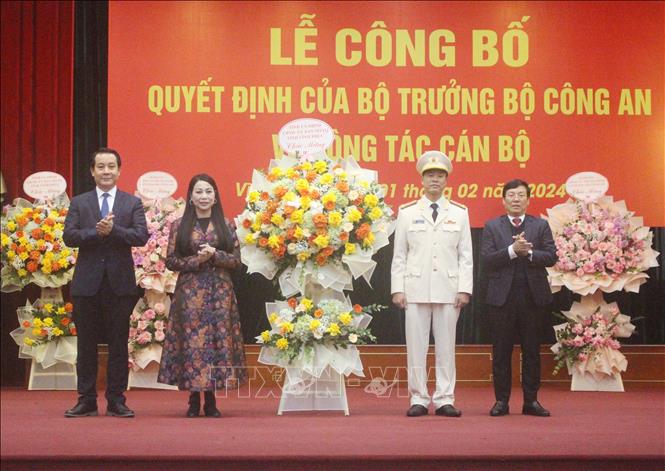 Uỷ viên Trung ương Đảng, Bí thư Tỉnh ủy tỉnh Vĩnh Phúc Hoàng Thị Thúy Lan cùng thường trực Tỉnh ủy Vĩnh Phúc tặng hoa chúc mừng Đại tá Thân Văn Hải. Ảnh: Nguyễn Thảo - TTXVN