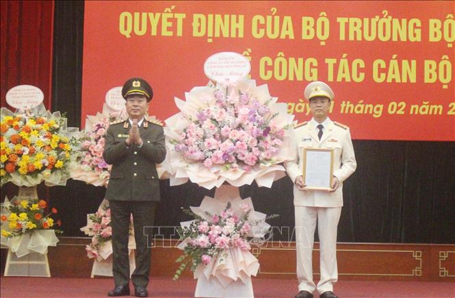 Thượng tướng Trần Quốc Tỏ, Ủy viên Trung ương Đảng, Thứ trưởng Bộ Công an trao quyết định bổ nhiệm Đại tá Thân Văn Hải giữ chức vụ Giám đốc Công an tỉnh Vĩnh Phúc. Ảnh: Nguyễn Thảo - TTXVN
