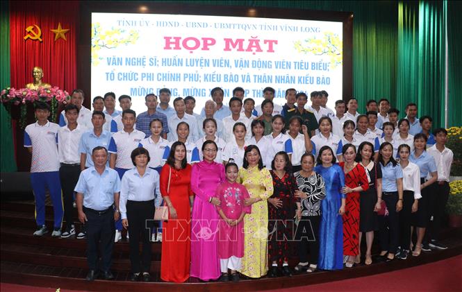 Các đại biểu chụp ảnh lưu niệm tại buổi họp mặt. Ảnh: Lê Thúy Hằng - TTXVN
