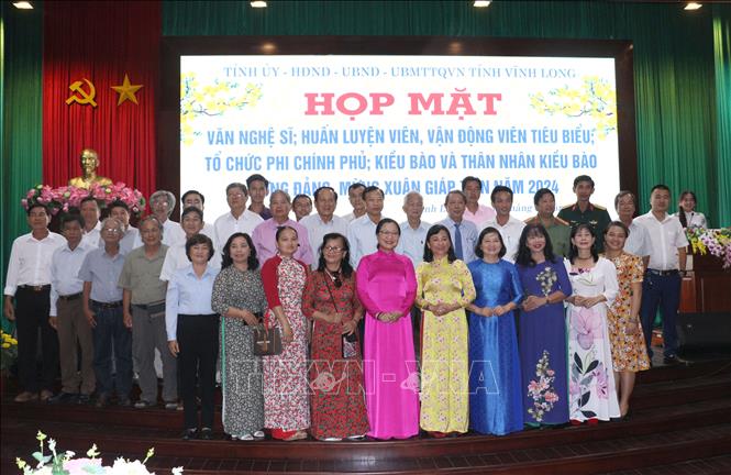 Các đại biểu chụp ảnh lưu niệm tại buổi họp mặt. Ảnh: Lê Thúy Hằng - TTXVN