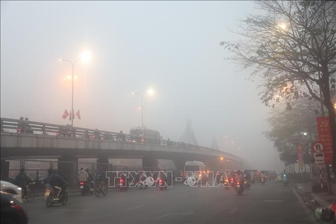 Cầu vượt Ngã Tư Sở chìm trong lớp sương mù dày đặc sáng 2/2/2024. Ảnh: Tuấn Anh - TTXVN
