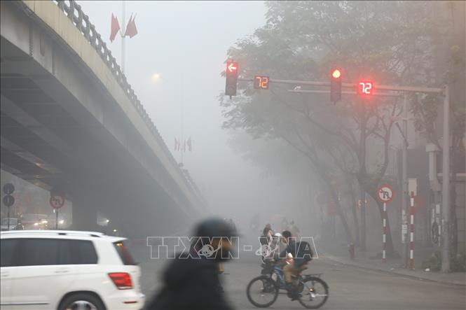 Sương mù dày đặc khu vực phố Láng Hạ sáng 2/2. Ảnh: Huy Hùng - TTXVN