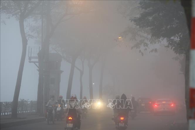 Các tuyến phố nội thành Hà Nội chìm trong làn sương mù dày đặc sáng 2/2. Ảnh: Huy Hùng - TTXVN