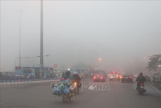 Ngã Tư Sở sương mù dày đặc (ảnh chụp lúc 6 giờ 50 phút). Ảnh: Tuấn Anh-TTXVN