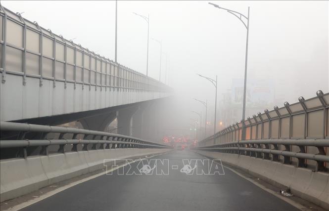Lối xuống Ngã Tư Vọng đường vành đai 2 trên cao sương mù dày đặc (ảnh chụp lúc 7 giờ). Ảnh: Tuấn Anh - TTXVN