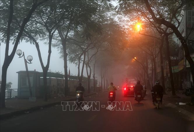 Đường Vũ Tông Phan sương mù dày đặc khiến người đi đường gặp nhiều khó khăn (ảnh chụp 6 giờ 45 phút). Ảnh: Tuấn Anh - TTXVN