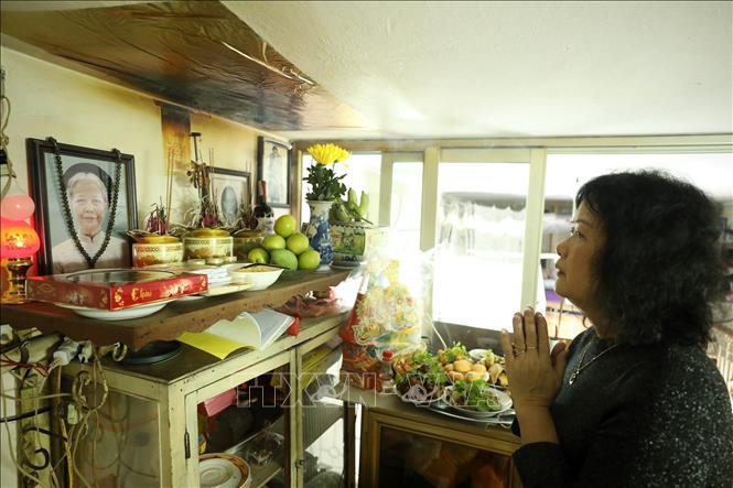 Gia đình bà Liên (phường Tràng Tiền, quận Hoàn Kiếm, Hà Nội) lại làm lễ tiễn ông Công, ông Táo lên chầu trời từ sáng sớm ngày 23 tháng Chạp năm Quý Mão. Ảnh: Minh Quyết - TTXVN