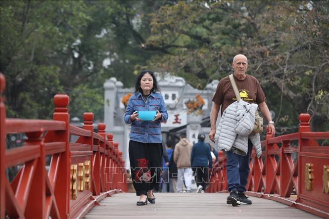 Nhiều người dân sống gần hồ Hoàn Kiếm đều mang cá chép vào tận đền Ngọc Sơn để thả xuống hồ sau khi cúng ông Công, ông Táo từ sáng sớm ngày 23 tháng Chạp. Ảnh: Minh Quyết - TTXVN