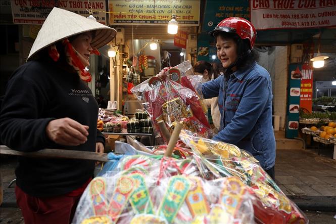 Đồ lễ để cúng ông Công, ông Táo thường có một bộ mã ông Công và ba bộ mã ông Táo. Ảnh: Minh Quyết - TTXVN