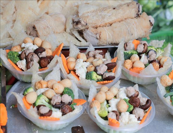 Trong thời kinh tế thị trường, mọi thứ cho mâm lễ cúng đều có bán sẵn tại các chợ để phục vụ những gia đình bận rộn hoặc không có điều kiện tự tay làm mâm cỗ cúng. Ảnh: Hoàng Hiếu - TTXVN