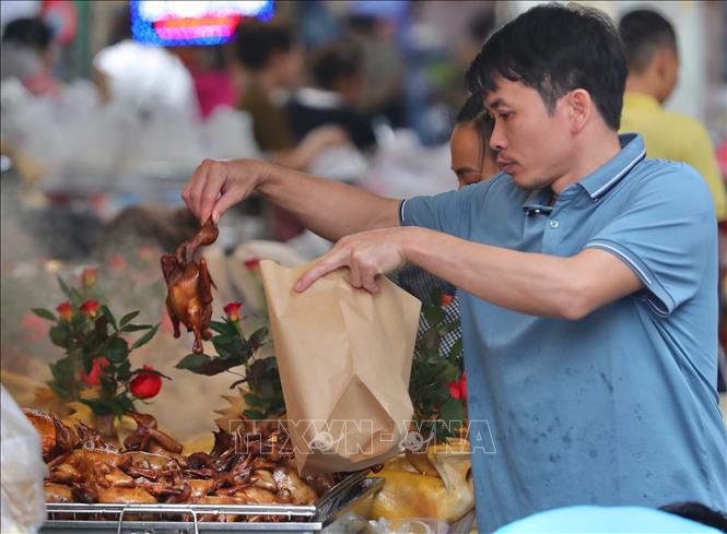Đi chợ Hàng Bè ở quận Hoàn Kiếm, tùy theo nhu cầu hay 