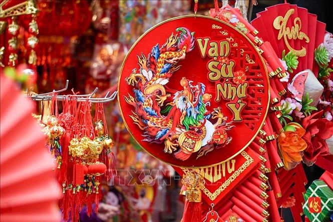 Các mặt hàng trang trí cho dịp Tết Giáp Thìn năm nay rất đa dạng và phong phú. Ảnh: Khánh Hoà - TTXVN