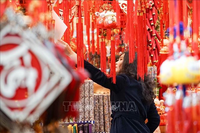 Người dân mua sắm các mặt hàng trang trí, chuẩn bị cho Tết Giáp Thìn. Ảnh: Khánh Hoà - TTXVN