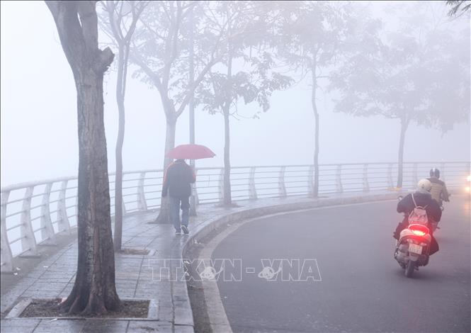 Sương mù giăng kín hồ Tây sáng 2/2. Ảnh: Lâm Khánh - TTXVN