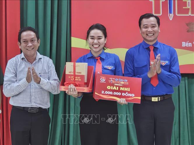 Trao giải Nhì thuộc cho thí sinh Lê Thị Ngọc Hân – Phó Bí thư xã đoàn Thanh Tân, huyện Mỏ Cày Bắc. Ảnh: Chương Đài - TTXVN