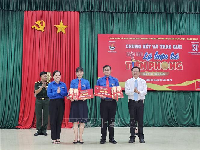 Trao giải cho các tác giả đạt giải Ba. Ảnh: Chương Đài - TTXVN