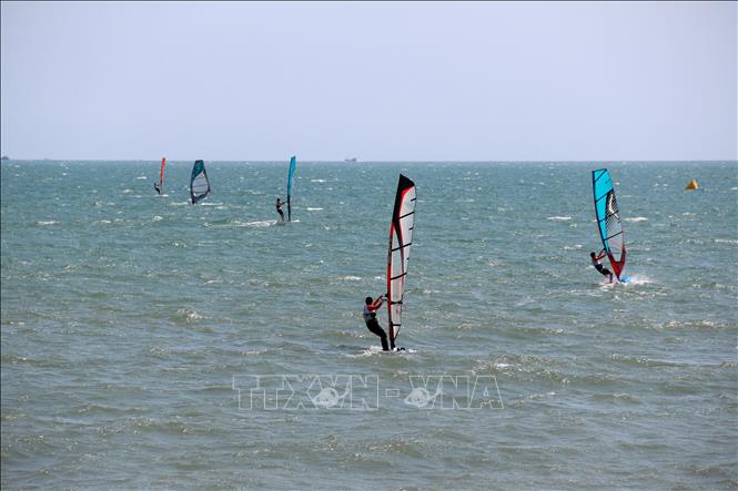 Các vận động viên xuất phát khởi tranh Giải lướt ván buồm Fun Cup năm 2024. Ảnh: Nguyễn Thanh - TTXVN